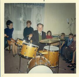 Adrien Vohl à la batterie dans sa maison