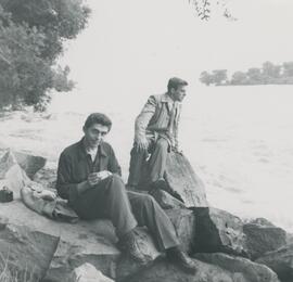 Hommes près de l'eau