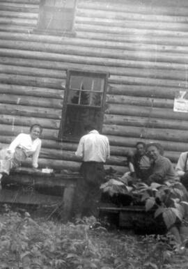 Plusieurs personne près d'un chalet