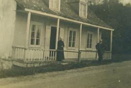 Henriette Gariepy et homme devant maison du 103 rue Chavigny