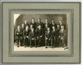 Adrien Vohl (2e première rangée) dans un groupe de théâtre amateur