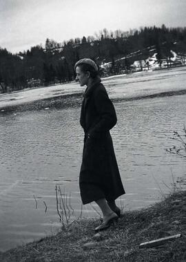 Une femme inconnue debout au bord de l'eau