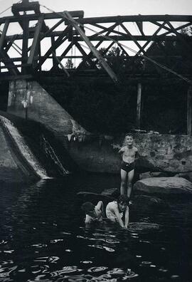 Trois enfants Vachon dans la rivière près du barrage