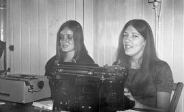 Lise Morency à gauche et Ghislaine Rivard à la dactylo - souriantes