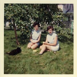 Sylvie et Claudine Vohl au pied d’un pommier chez leurs parents