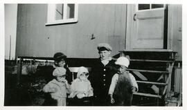 Eliette, Rolland et Bernard (avant) Paul-Eugène et Justin (arrière) Vohl