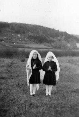Deux fillettes habillées en sœurs