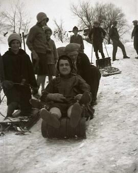 Neuf personnes avec traînes et traîneau
