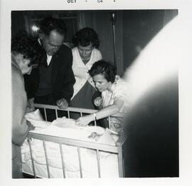 Yvonne L’Écuyer, Adrien et Fleurette Vohl autour du nouveau-né Pierre Vohl