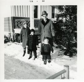 Paul-Eugène Vohl avec ses trois enfants Louise, Hélène et Bruno