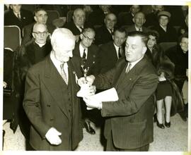 M Antoine Roy  agronome remettant un trophée à M Joseph Roch