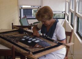 Divers – muséobus - madame Jules Hamelin travaille une pièce d'artisanat (tableau au crochet)