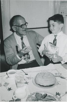 Enfant qui reçoit un cadeau