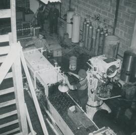 Usine d'embouteillage -  Le travailleur de face est Denis Asselin -  Les liqueurs Leduc