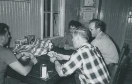 Personnes qui jouent aux cartes