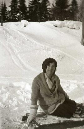 Une femme assise sur un traîneau