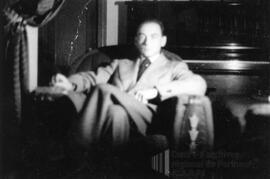 Un homme dans un fauteuil
