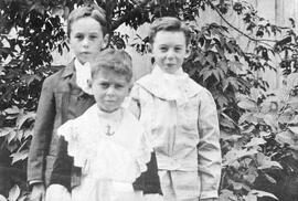 Trois jeunes hommes