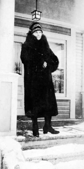 Une femme sur une galerie, possiblement Léontine Veillet