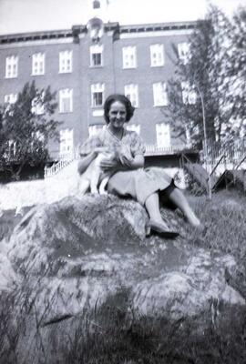 Femme inconnue avec chien