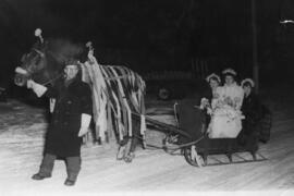 Trois femmes dans un traîneau à cheval – reines du carnaval