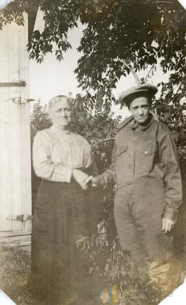 Un homme et une femme en extérieur se serrant la main