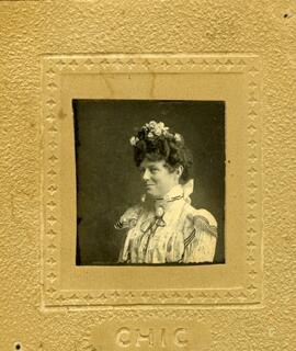 Portrait d'une femme inconnue dans un cadre doré