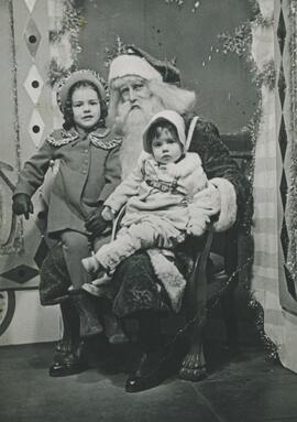 Père Noël avec des enfants sur ses genoux