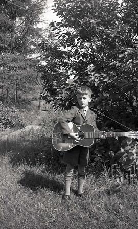 Vachon Roger avec sa guitare