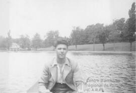 Un homme à bord d’un canot