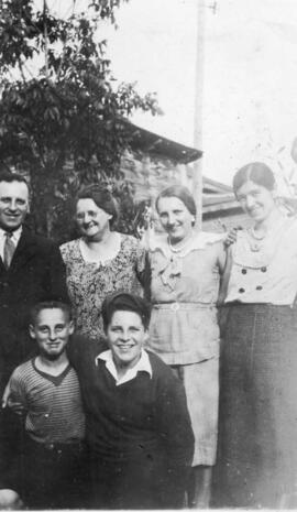 Six personnes à l'extérieur