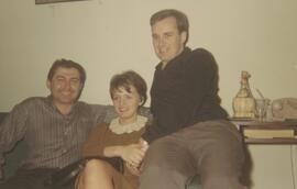 Adultes sur un canapé