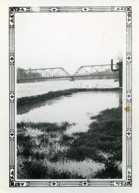 Pont lors de l’inondation de 1943 – arrière du magasin Henri Tessier