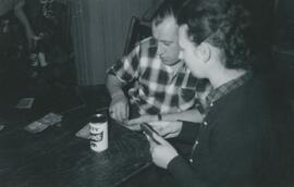 Personnes qui jouent aux cartes