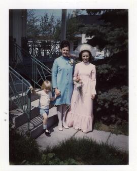Jasmin, Claudine et Sylvie Vohl au mariage de Sylvie chez ses parents
