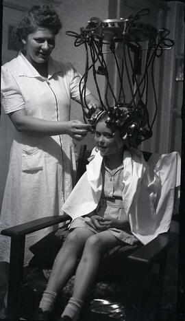 Carmen chez Mlle Jeanne Redman coiffeuse