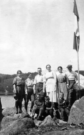 Portrait familial près du lac