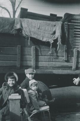 Enfants devant un camion