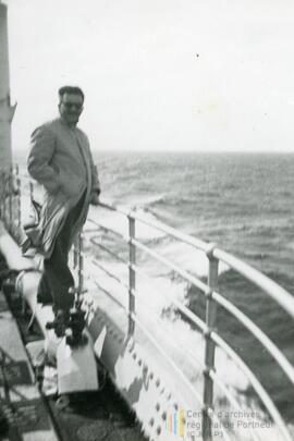 Homme sur un bateau sur le bord