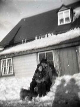 Un homme avec sa fille et un chien