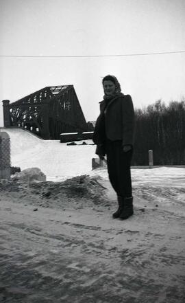 Vachon Rollande devant le Vieux pont de Québec