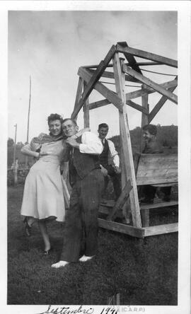 Photo de couple devant une balançoire
