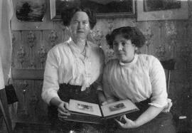 Deux femmes tenant un livre
