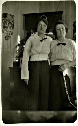 Albertine et Yvonne L'Écuyer à l'intérieur