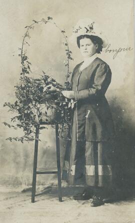 Jeune femme avec plante - recto  (message amoureux de Virginie au verso)