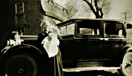 Clara Gauthier et Monique Gratton (bébé) devant la voiture