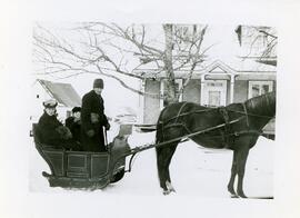 Fortunat Vohl en cariole avec deux femmes