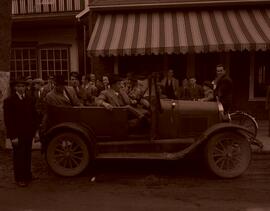 M Rivard avec son automobile ford 1927