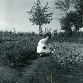 Une femme dehors dans le jardin