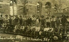 Construction de l’église de Ste-Hénédine - groupe de travailleurs – n&b - 1910